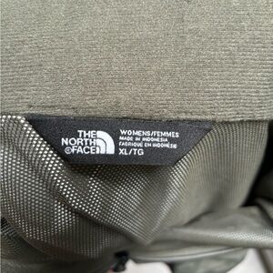 North Face rain coat like new. Never worn